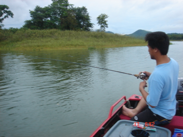 เรือยังไม่ทันจอดดีเลยอีต่อเล่นเด็กสะแล้วววววววว.......