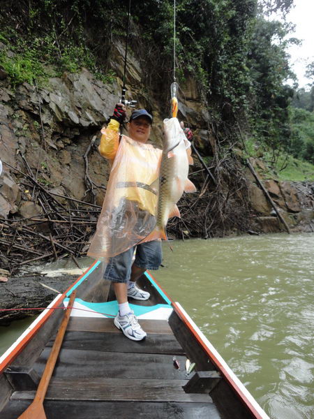 เราคุยกันเล่นๆ ถ้าเรามีเวลาที่นี่ สักครึ่งวัน ปลาเต็มเรือแน่ๆ เอิ๊กๆ 
ยังไงมันก็ไม่เต็มหรอก เพราะตี