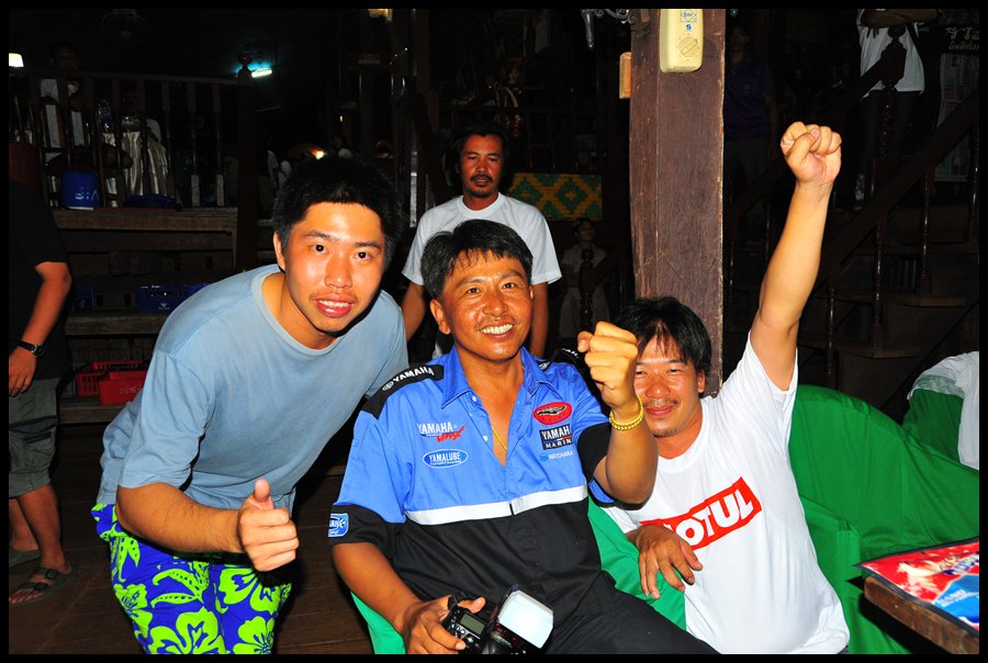 หวัดดีครับพี่ตุ้ย คนไรไม่รุ ล๊อหล่อ...สู้เว้ย 555 :grin: