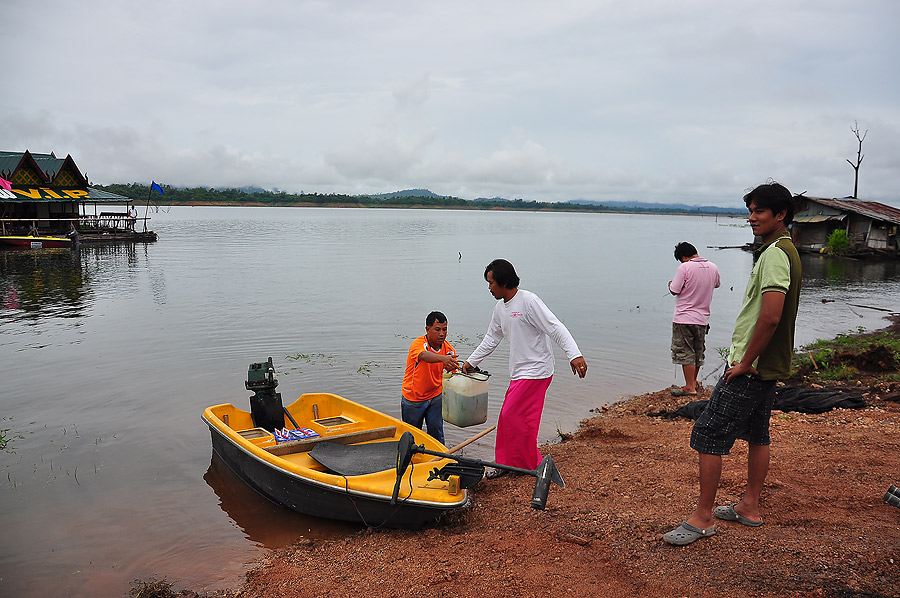 เตรียมน้ำมันลงเรือให้เรียบร้อย  :grin: :grin:
สังเกตุคนข้างหลังน่ะครับ จะตีล้างสายเอาปลามากดดันพวกผ