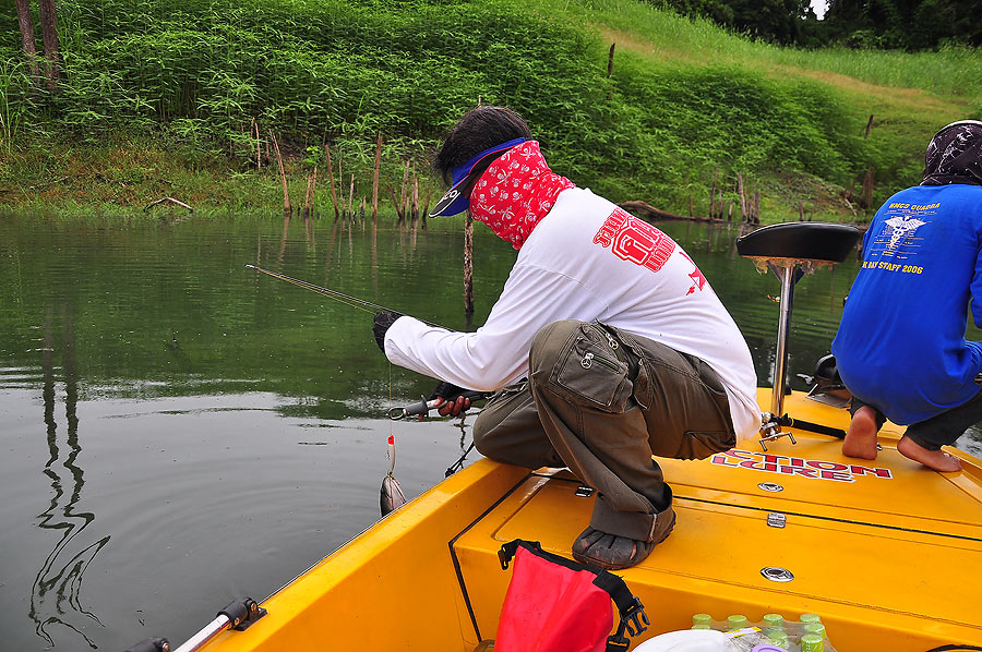 มานี่เลย :grin:
สังเกตุคนข้างๆสิ เสียบหัวเรือแทนเลยอ่ะ :grin: :grin: :grin: