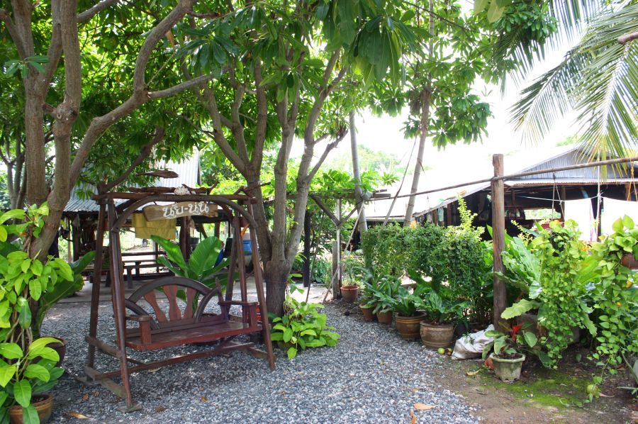 ถ่ายรูปที่บ้านเจ้าของบ่อก่อนบรรยา