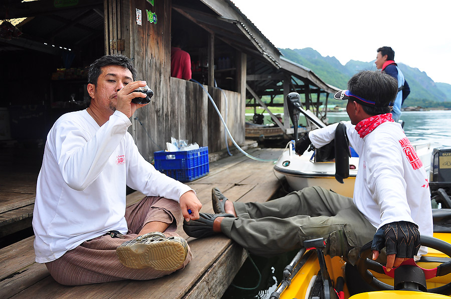 เจ้าต่ายร้องท้าขับเรือแข่งกลับแพ....