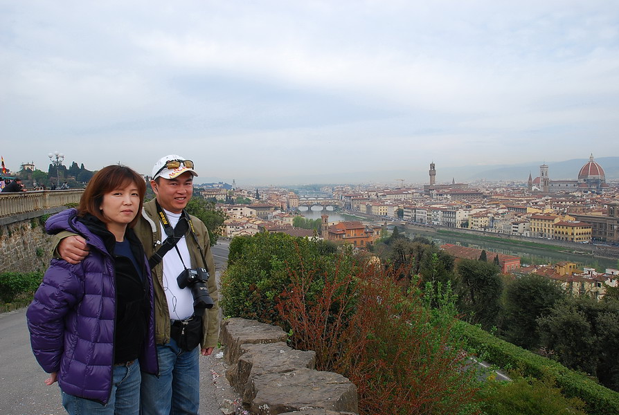 
          ฟลอเรนซ์ (อังกฤษ: Florence) หรือ ฟีเรนเซ (อิตาลี:Firenze)เป็นเมืองหลวงของแคว้นทัสกานีและ