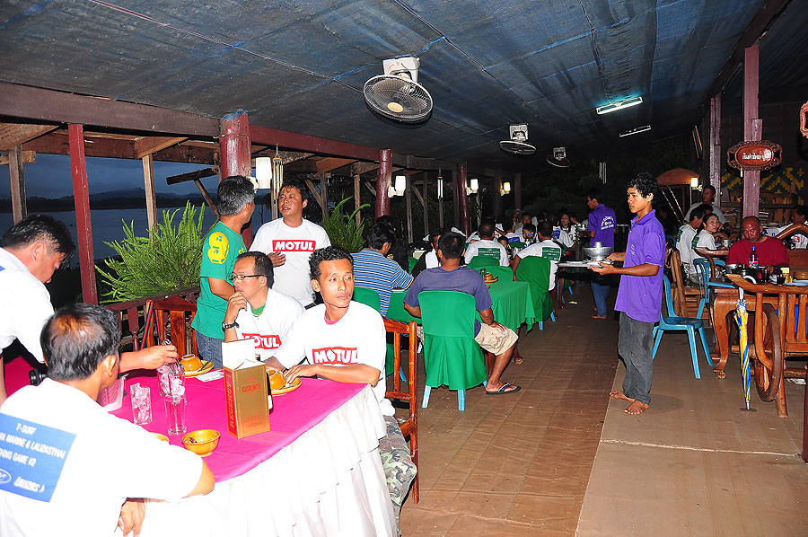 ชั้นบนด้านหลังก็เต็มแล้ว :grin: