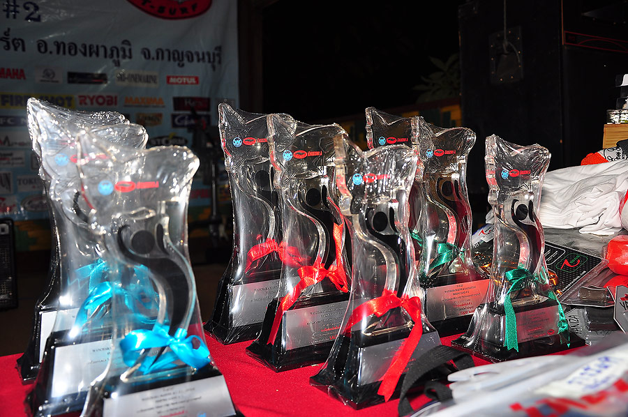 ถ้วยรางวัลที่จัดไว้ให้กับผู้ที่ชนะเลิศครับ :grin: :grin: