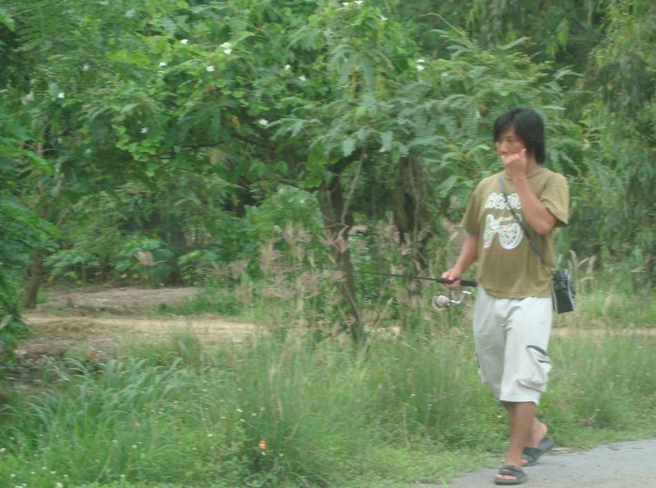 อ่ะเดินมาแล้ว   ดูๆๆๆเห็นปลาไล่กัดเดินปี่เลย    :laughing: :laughing: :laughing:
