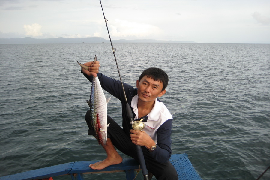 ขอหล่อปลาเหยื่อเป็นก่อนครับ :cool: