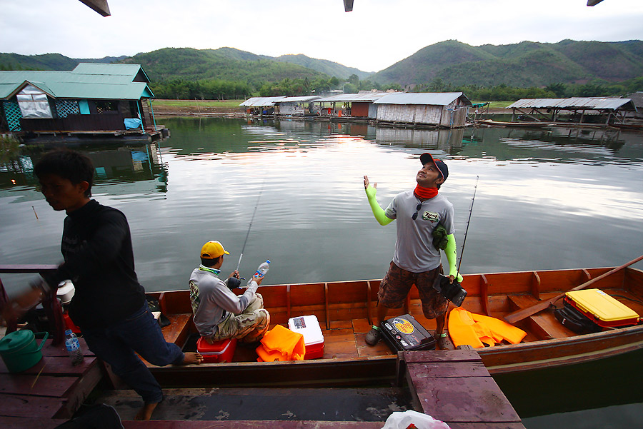 รุ่งเช้าก็ได้เวลา วันนี้เรือออกตกปลาของพวกเราทั้งหมด3ลำ