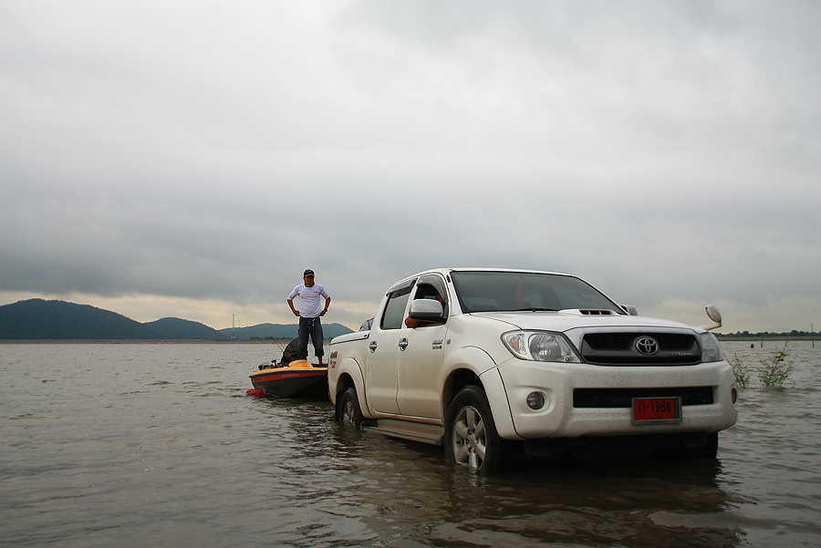 ท้องเรือแตะน้ำ.....ความมันส์กำลังจะเริ่มขึ้น...

แต่ว่า....ทามมายน้ำในอ่างมาน..สีออกแดง ๆ คล้ายชาเ