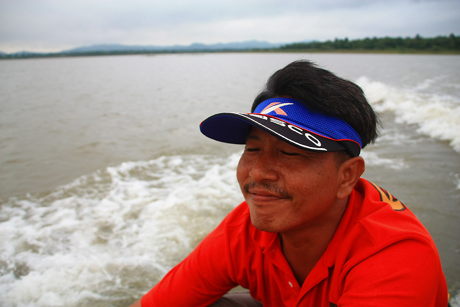 ท่านออกญาโม่ง ขับเรือแหวกฝ่าคลื่นน้ำที่แดงโร่ แบบสบายใจ

สบายใจเหมือนพงเต๊บมาดเลยค๊าบบบ...
ไม่ได้