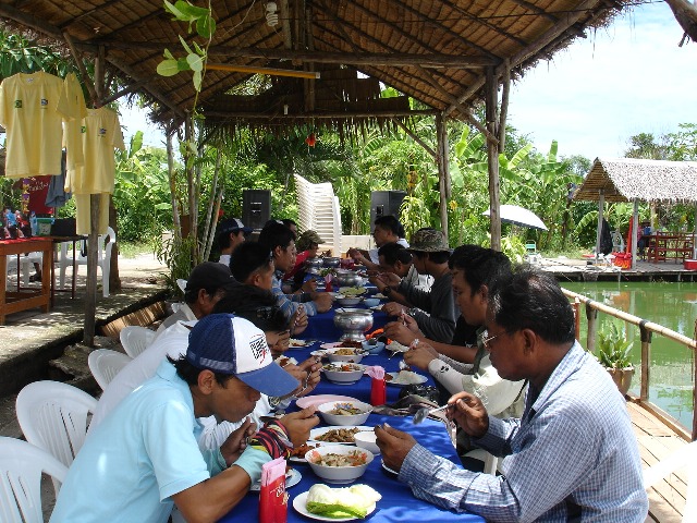 กินไป คุยไป