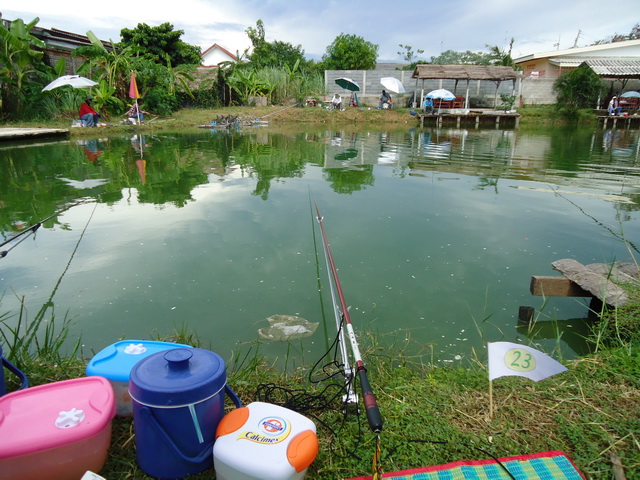 โซนท้ายบ่อ น้าสองท่านตรงกังหันนั่นโดนเจ้าถิ่นทะเลาะไม่เลิกจริงๆคริคริ