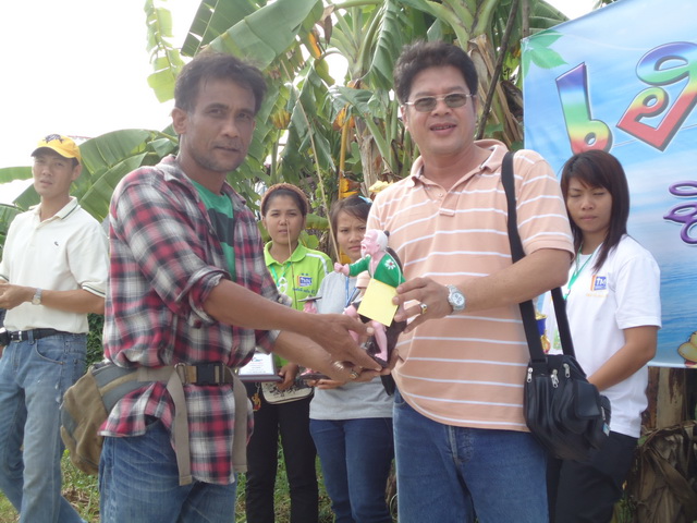 น้าอีกท่านที่โดนเจ้าถิ่นทะเลาะไม่เลิกรับรางวัล....................ยินดีด้วยครับ(ยินดีกับอาแป้ะเสื้อเ