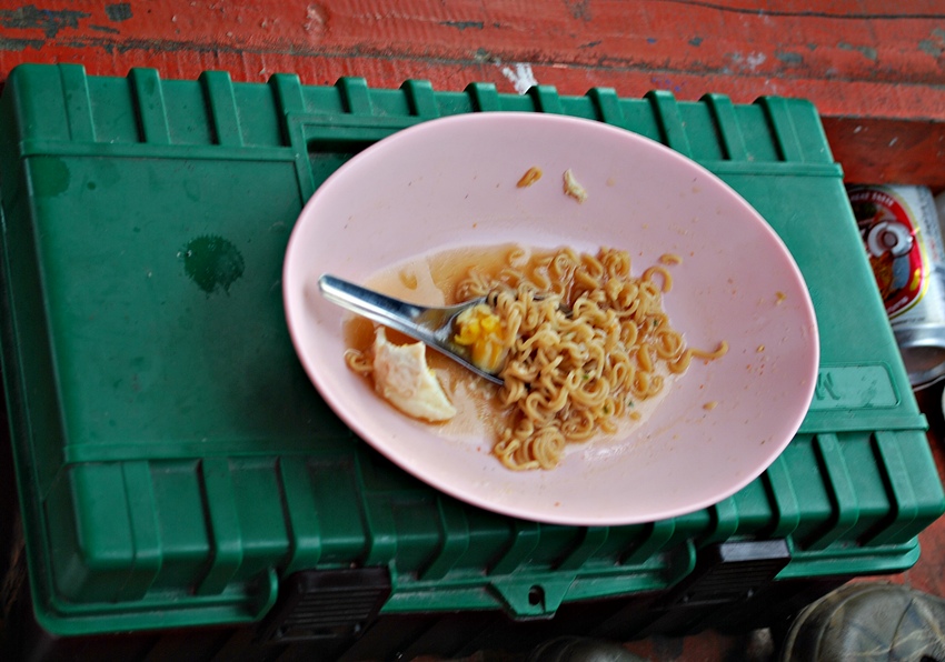 

น้ากิ่งไผ่  ปล่อยสายอยู่ท้ายเรือ ...