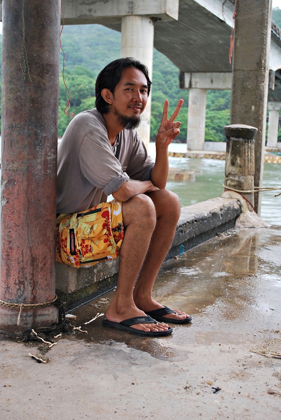 

โจรเมาเรือ...เปลี่ยนแนว  มาเมาบก....ตา