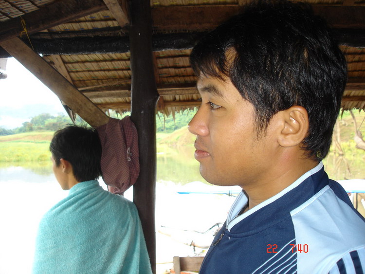 น้องเอกคอยสังเกตุการณ์ว่าปลาจะกินเบ็ดอีกหรือเปล่า... :cheer: :cheer: :spineyes: :spineyes: :spineyes
