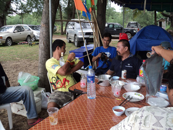บางคนต้องกินเพื่อย้อมใจหลังโดนพายุพัดถล่ม :laughing: :laughing: