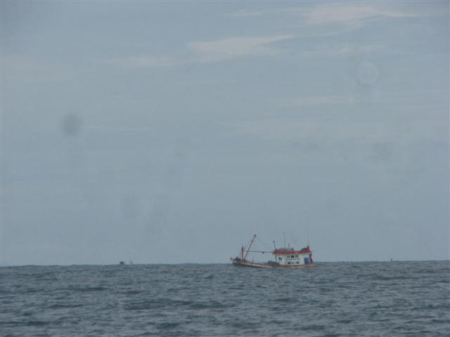 วันนี้มีเรืออวนลากเข้ามาสวนสนาม 5 ล