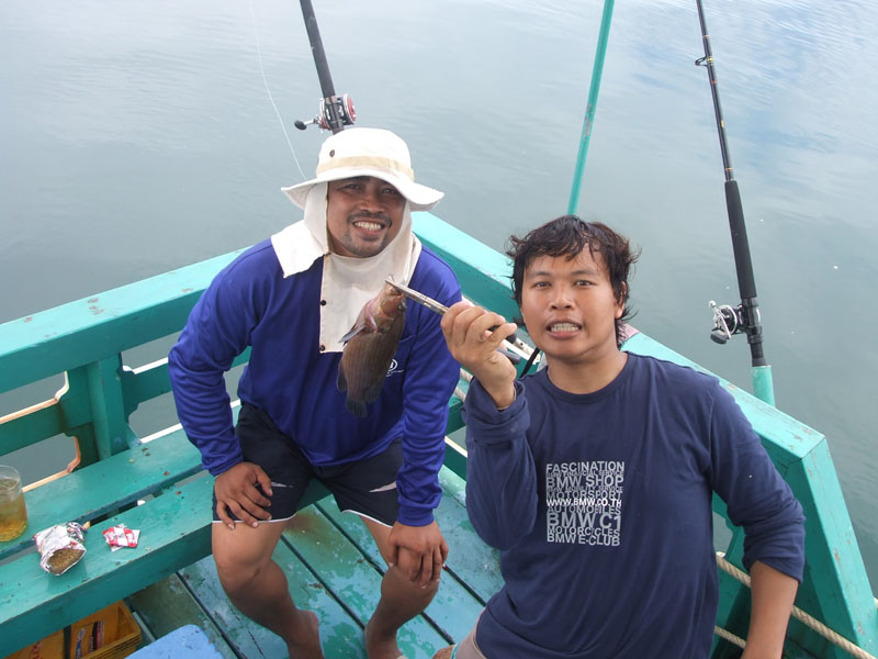 :cool:   ท้ายเรือก็สนุกสนานกับปลาเล็ก.....