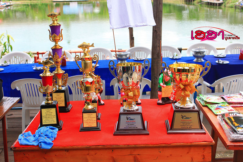 ถ้วยรางวัล สวย ๆ ทั้งนั้นเลย  :love: :love: :love: