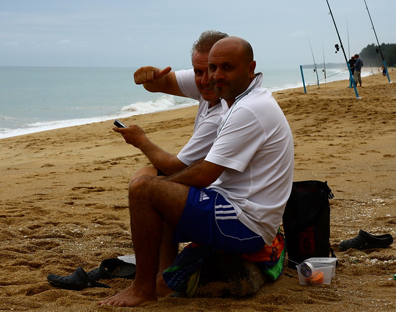  [b]คู่นี้เฝ้ากันอย่างทรหด สองนักตกปลาชายหาดจากอิตาลี  Hi.. MARIO  :grin: This is a book.[/b]