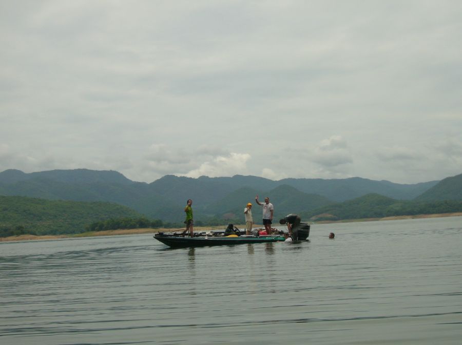 ขับเรือผ่าน เห็นน้าๆ เขากำลังเล่นน