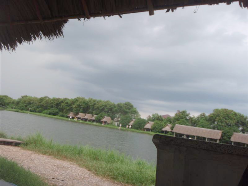เมื่อวานไปถามราคามาคร่าวๆ..ที่ร้านมันจะฟันผมอย่างเดียวเลย... :cool: