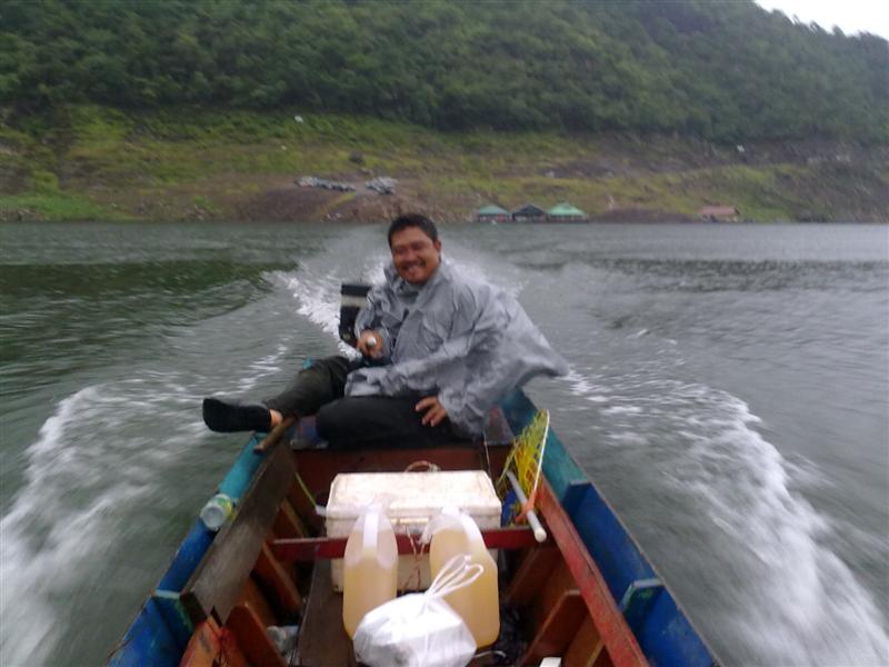 ลงเรือ กับ ไต๋รัน ครับ ไต๋นี้ ฮา ดีครับ ผมชอบๆมากๆ เป้นกันเองดีครับ :laughing: :laughing: