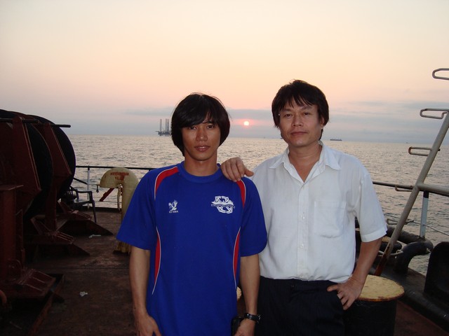 รูปนี้ผมกับน้ากุ๊กครับ ผมโชคดีที่น้ากุ๊กตกปลาเป้นแล้วก้ชอบกินปลาด้วยจึงมีคนทำอาหารเกี๋ยวกับปลาอร่อยๆ