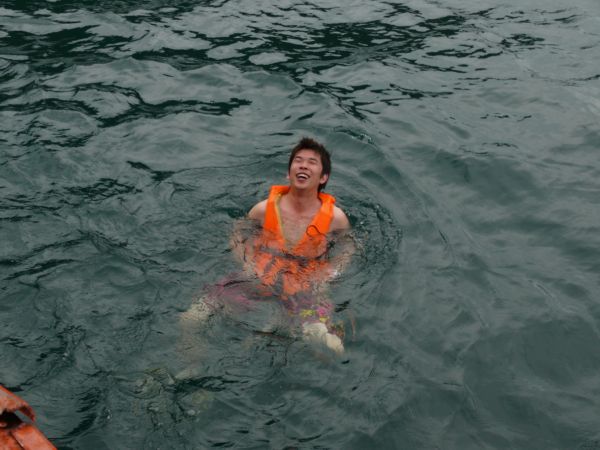 บ้าง.......ก็ลงเล่นน้ำ