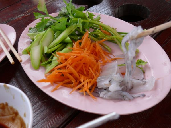 หมึกและผักที่จัดวางอย่าสวยงาม
