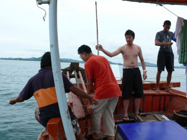 ไม่นานนักไต๋นนท์ก็ดึงปลาขึ้นด้านหน้าเรือ