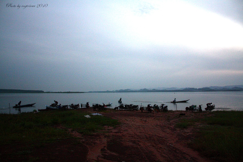 มาถึงหน้าอ่างตอนเช้าบรรยากาศสดชื่น เรือชาวบ้านอยู่หน้าท่าหลายลำ :grin: