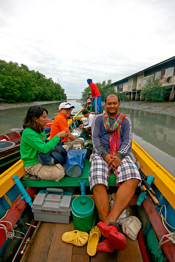 
 [b]  กว่าจะดันให้เรือ  ออกมาอยู่ตรงร่องน้ำได้

  เล่นเอา  ไต๋เหนื่อยเลย    พวกเรา  ก็ลุ้นไปด้วย