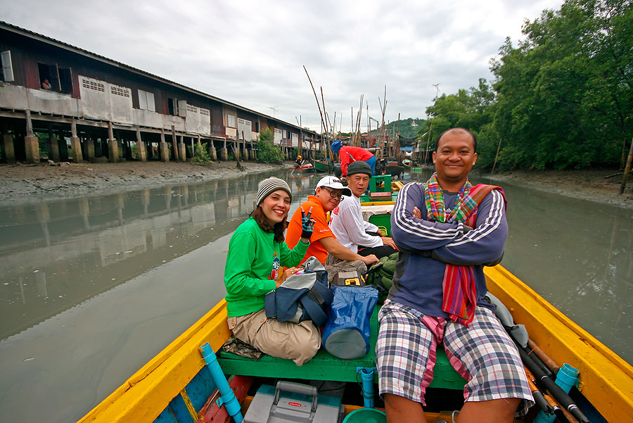 

 [b]   ไต๋อ้วน   สั่งให้นั่ง  ให้บาล๊านซ์

  เพราะเรือเอียง  เดี๋ยวจะวิ่งไม่ตรงทาง

  ผมอาสา