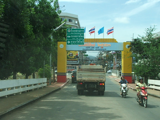 กลับแล้ว ลงสะพานกลับร้านดีกว่า.....


