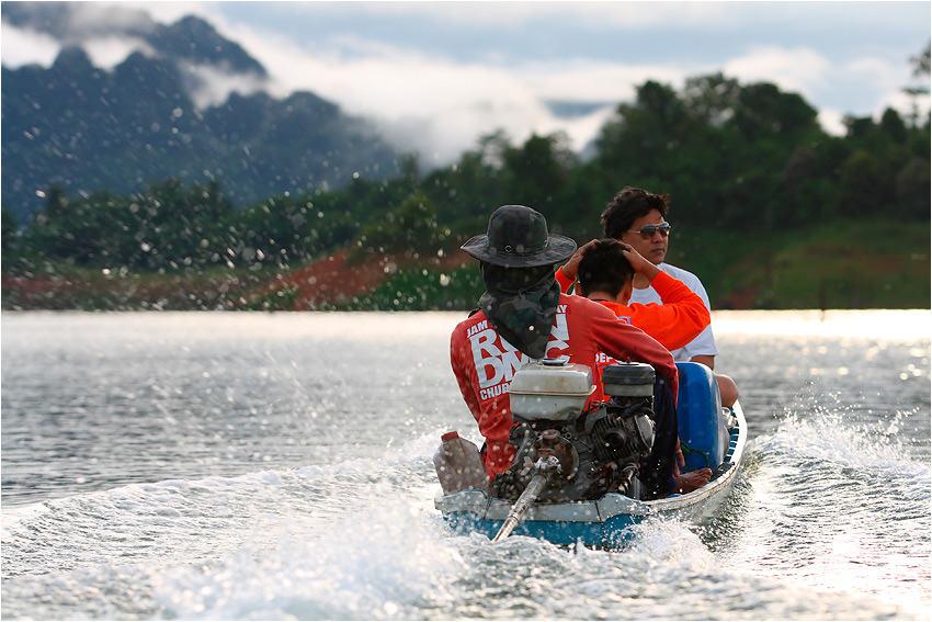 สวัสดีน้าทุกท่านครับ นอนดึกกันจัง ฮิๆๆ

________________________________________

พี่เล็กลงเรือก