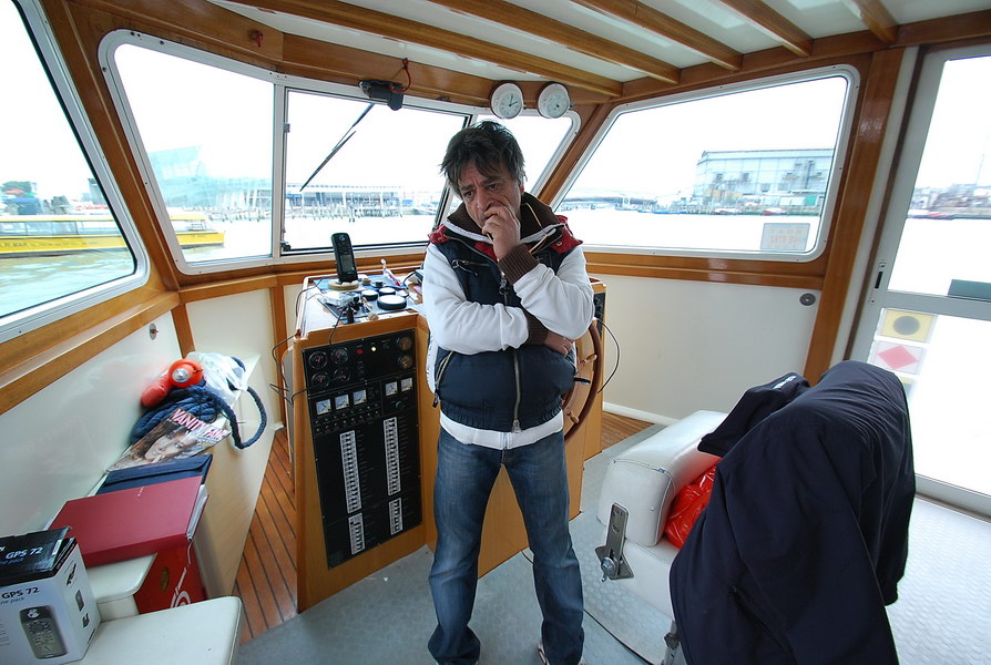 :ohh:!  ขึ้นมาเจอกัปตันทำหน้าอย่างนี้  ดีนะที่เป็นเรือ...ถ้าเป็นเครื่องบินละก็คงต้องเปลี่ยนเที่ยวบิน