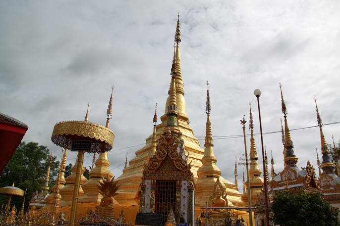 พระธาตุ ......  ( นึกไม่ออก )
ทางขึ้นเขื่อนภูมิพลฯ

 :grin: :grin:
