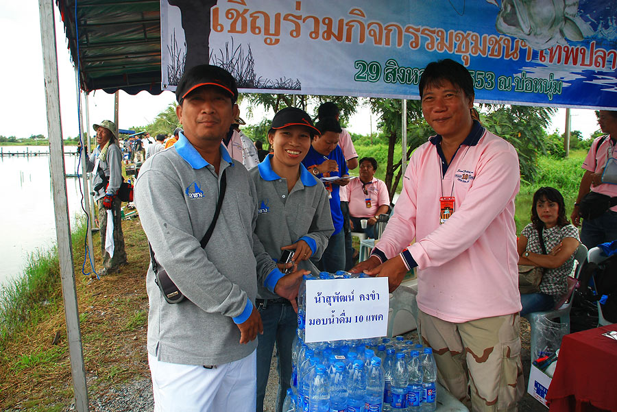 น้านะปลายาง มาแต่เช้า...แวะเอาน้ำดื่ม มามอบให้กรรมการไว้ให้เพื่อนๆได้แก้กระหายกัน...
 :smile: :smil