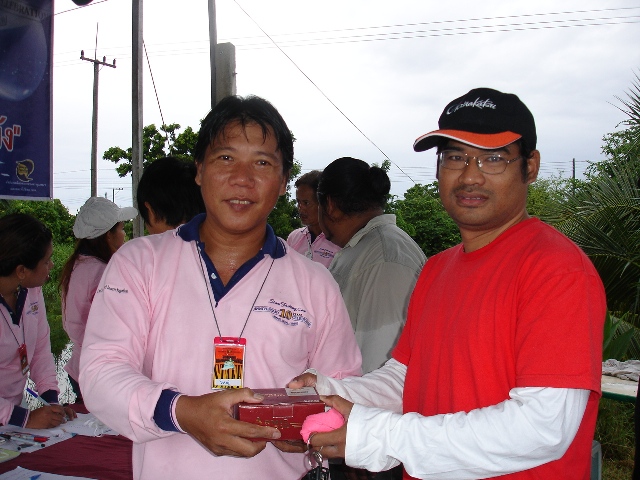 น้าไรฟ์ เอาของรางวัล มามอบให้ :cheer: