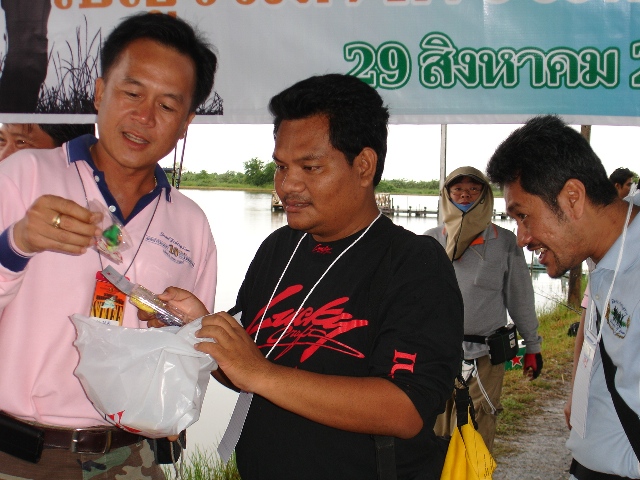เริ่ม รื้อ ของชาวบ้าน :laughing: