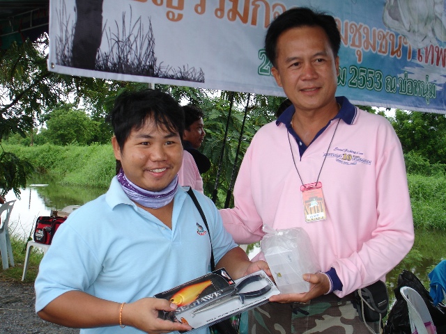 น้านก นำของรางวัล มามอบครับ :cheer: