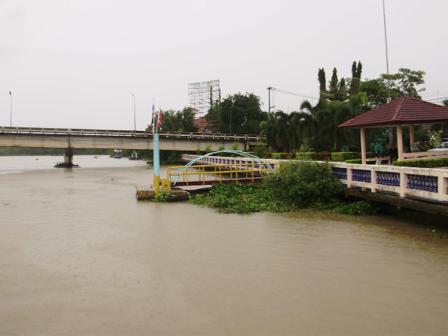 ช่วงนื้รอลงเรือครับมีฝนตกลงมนิดหน่อย