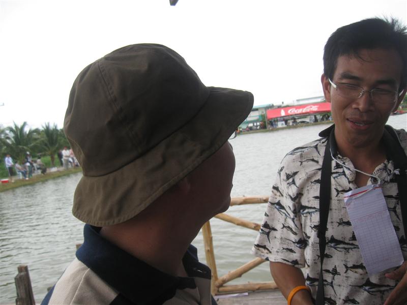  [b]ใส่หมวก...." อารายวะ.....มาก่อนก็ไม่บอก...ปล่อยให้รอหน้าลำตระคองตั้งแต่ตีห้า "

 นักกีฬา (( 