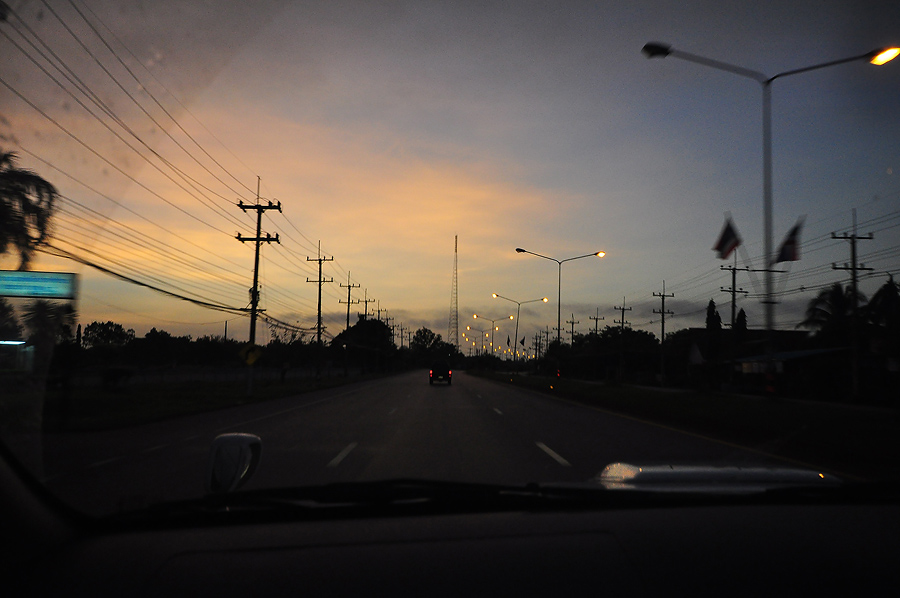 แสงแรกมาแล้ววุ้ย อีกตั้ง 70 กิโลแน่ะ ต้องทำเวลาแล้ว :grin: