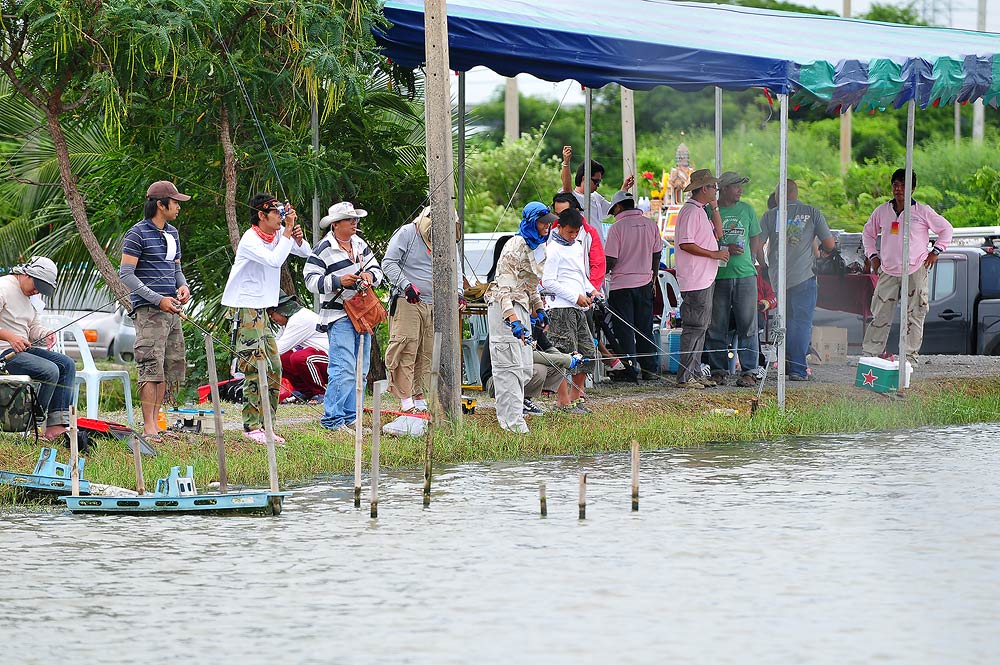 ทางด้านหัวบ่อ  ทั้งวงน้ำชา  คนตีปลา ไปรวมอยู่เพียบบบบ :grin: :grin: