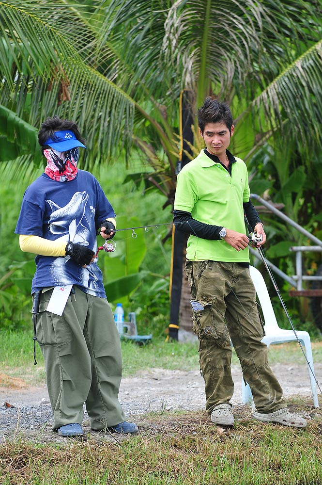 เฮ้อ....................น่าสงสาร เพ่ 2 คนนี้จัง  มาเกือบทุกงาน  ได้แต่ของแจก  กรั่กๆๆๆๆๆๆๆๆๆๆๆๆๆๆๆๆๆ