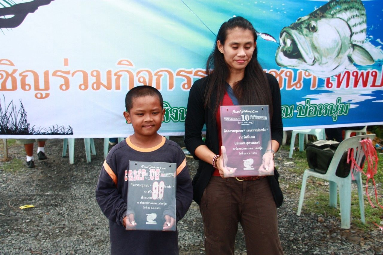 จับ 2 รางวัลของงามไส้มารวมกันซะเลย แต่ว่าป้าชมพู่ผมดูรูปนี้เหมือนจะเอารางวัลไปนอนกอดแน่ๆเลยอ่ะคร้าบบ